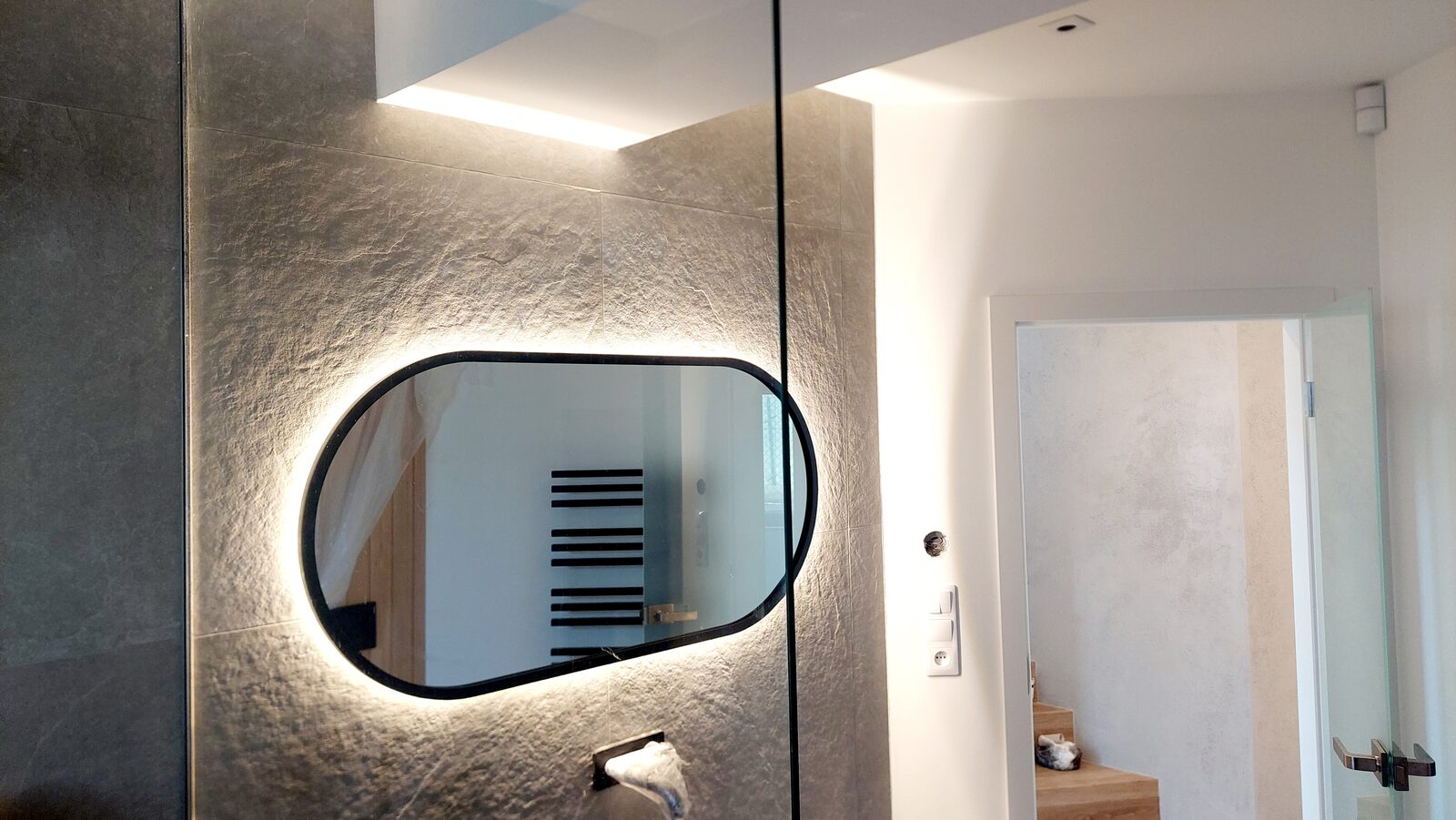 Moderní koupelna s kamennou stěrkou a LED osvětlením – Beroun